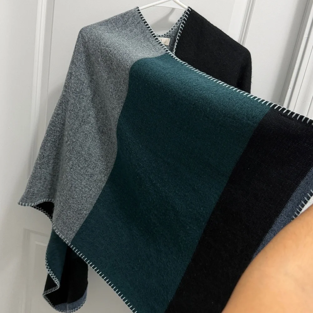 FRANCESCA'S Green Blue Color Block Shawl Poncho Acrylic Blanket Scarf RUANA